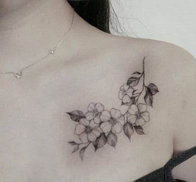 tatoo para mujer en el pecho|Tatuajes en el pecho: 25 diseños en HD que no has。